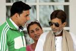 Dødsfald. På dette foto fra 20 juni 2012, taler den indiske Bollywood-stjerne Rajesh Khanna (til højre) med sin svigersøn Akshay Kumar . I baggrunden hans kone, skuespillerinden Dimple Kapadia. Khanna og Kapadia gik fra hinanden i 1984, men de blev aldrig officielt skilt og blev ofte set i hinandens selskab frem mod Khannas død onsdag. 