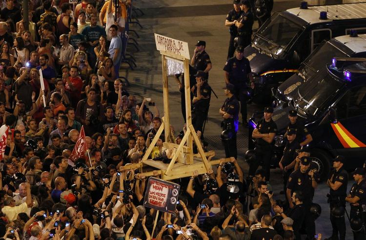Protest. Voldsomme uroligheder ved demonstrationer i Madrid i nat fik politi til at affyre gummikugler. 