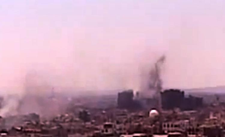 Sort. Røgen stiger over Damaskus på en dag, der endte som den blodigste. Billedets autenticitet kan ikke bekræftes. 