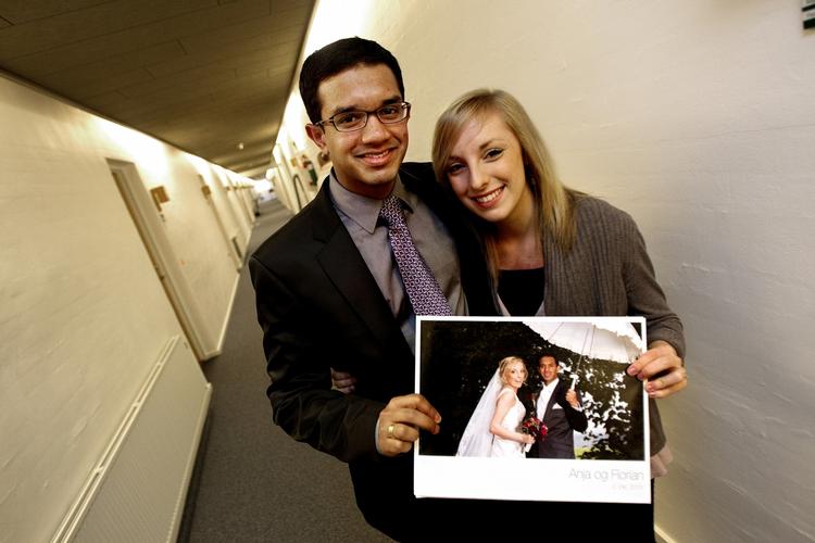 Fællesskab. Jehovas Vidner har dansk hovedkontor i Holbæk. Samme sted bor cirka 75 medlemmer sammen i kollektiv. Et ungt ægtepar viser her deres bryllupsbillede frem. 