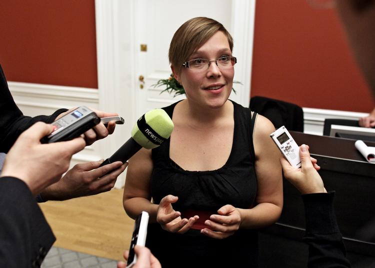 OMSKÆRING. Folketingets sundhedsudvalg har sendt en forespørgsel til sundhedsminister Astrid Krag (SF) for at finde ud af, om der er »tilstrækkeligt sundhedsfagligt tilsyn« ved de religiøse omskæringer. 