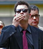 Ombejlet. Ifølge en opgørelse fra The Global Language Monitor har Charlie Sheen det seneste år været den mest omtalte person på sociale medier og blogs. På anden og tredjepladsen var Apple's Ipad og popsangerinden Lady Gaga. 