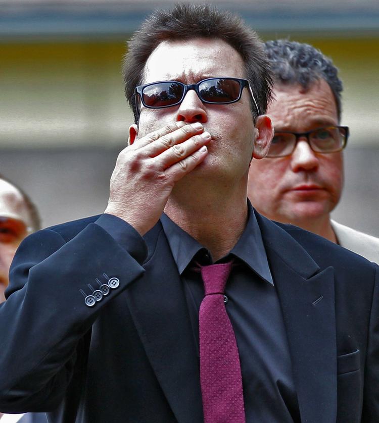 Ombejlet. Ifølge en opgørelse fra The Global Language Monitor har Charlie Sheen det seneste år været den mest omtalte person på sociale medier og blogs. På anden og tredjepladsen var Apple's Ipad og popsangerinden Lady Gaga. 