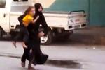 Løb. En uidentificeret kvinde flygter fra sit hjem i Damaskus. Billede fra en video formidlet af Ugarit News. Billedets autenticitet kan ikke bekræftes. 