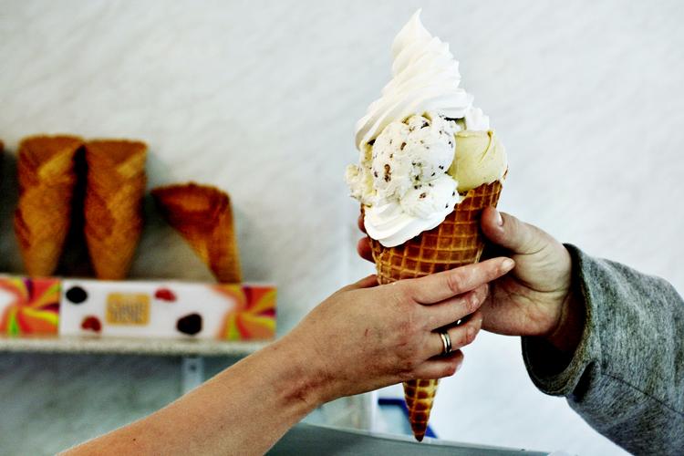 Vaffelis. Når sommersolen skinner er weekendens mellemmåltid gerne en is. 