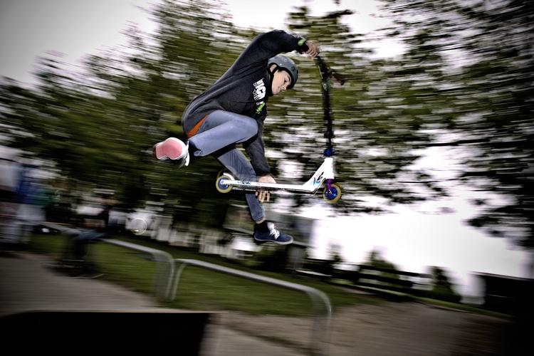 Konflikt. Selv om Skateparken i Fælledparken er opdelt i fem zoner: high speed street area, low speed street area, bowl area, deep bowl area og en vert rampe - er der ikke plads til både skatere på boards og skatere på løbehjul. Nu bygges en ny supplerende bane. 