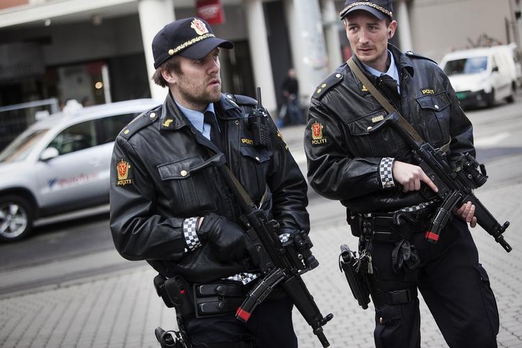 Sikkerhed. Politiet i Norge tager ingen chancer med sikkerheden, når titusindvis af nordmænd på søndag samles på torve og i kirker for at mindes ofrene fra Utøya. 