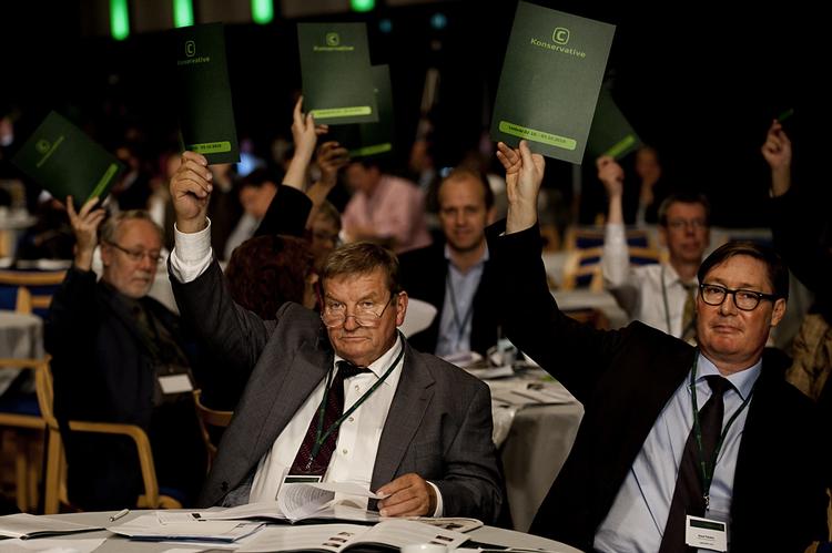 Aktive. Mange medlemmer er gode ambassadører. Men der er faktisk omkring en fjerdedel af medlemmerne, som ikke diskuterer politik med venner og familie, og så har de jo ingen værdi for partierne, forklarer partiforsker. 