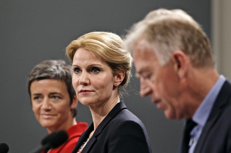 Fløje. Socialdemokraternes væsentligste politiske platform er ikke at ligge mere eller mindre til venstre. 