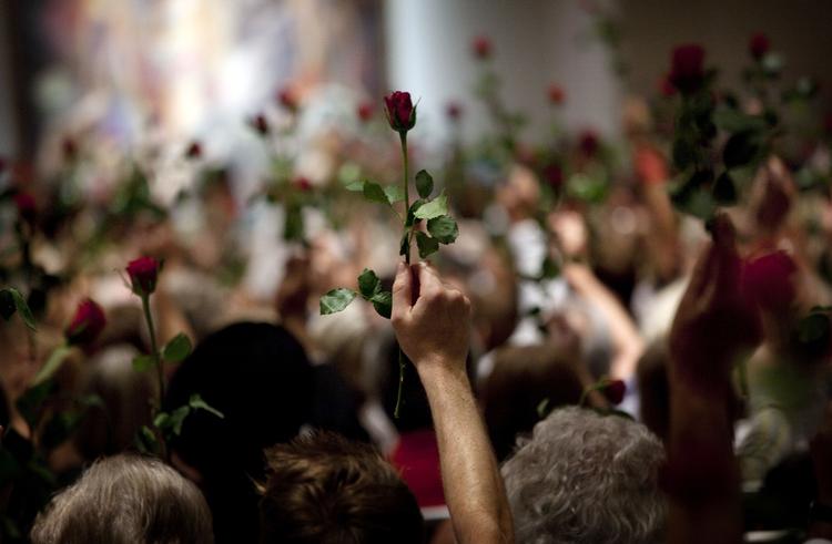 Sorg. For et år siden holdt nordmænd roser mod himlen under en mindehøjtidelighed i Oslo få dage efter massakren på Utøya. 