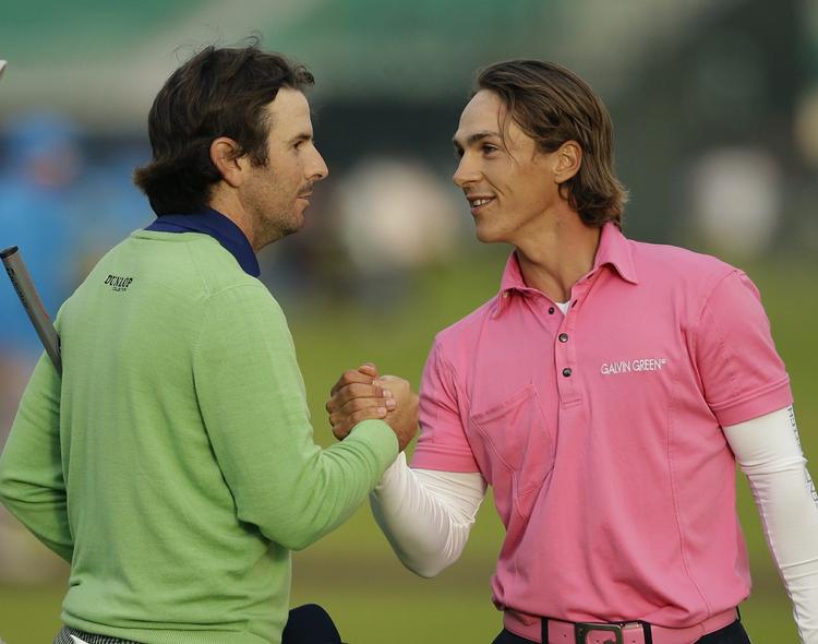 Toppræstation. Sådan ser man ud, når man lige har gået en superrunde ved British Open. Thorbjørn Olesen (til højre) giver hånd til sydafrikanske Thomas Aiken, som han gik anden runde med. 