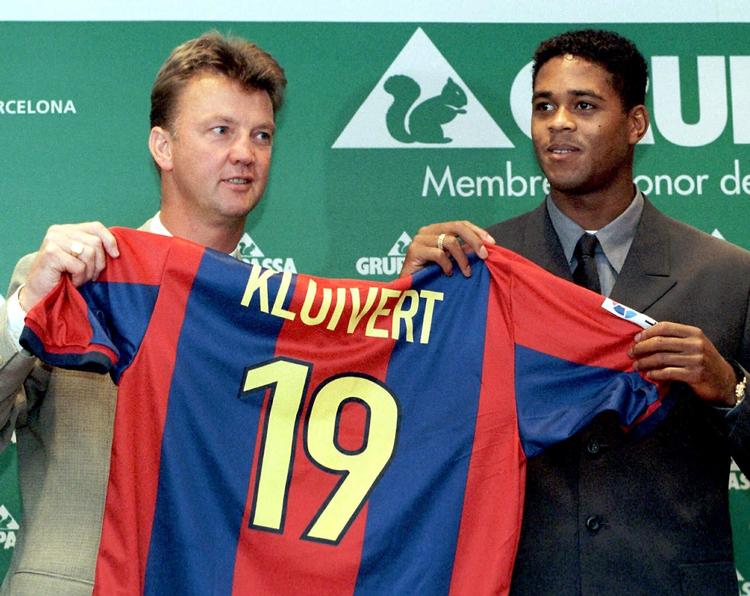 MAKKERPAR. Da Luis van Gaal var træner i FC Barcelona købte han Patrick Kluivert til klubben. nu skal de to igen arbejde sammen. 