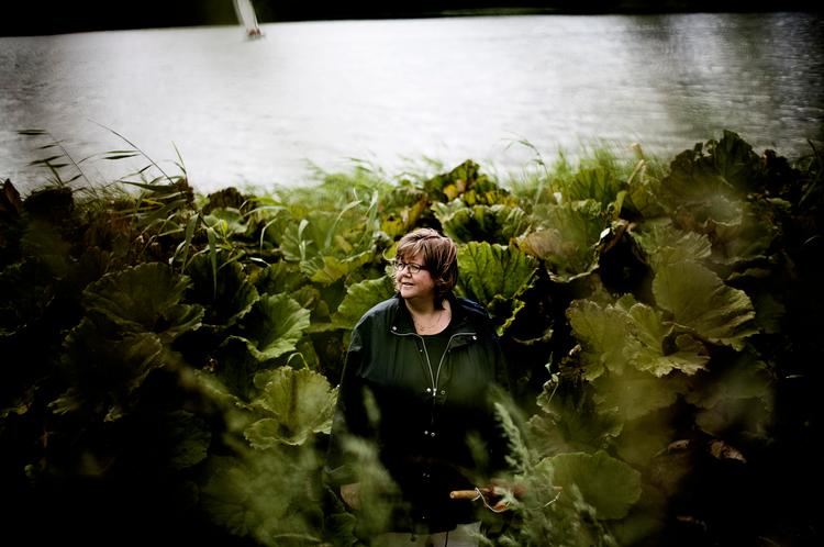 Røgfri. For motionens skyld tilmeldte  Kirsten Rasmussen sig et  alternativt rygestopkursus i skoven. »Når naturvejlederen ikke fortalte og lod os smage alle de her mærkelige planter, jeg ikke havde forestillet mig, man kunne æde, snakkede vi om rygning«, fortæller Kirsten Rasmussen, som nu har været røgfri i over to år.  Foto: Ditte Valente 
