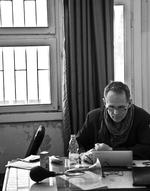 leg. Som leder af Gøglerskolen i Aarhus har Poul Christian Asmussen stor gavn af sit medfødte lege-gen. Her gør han brug af på besøg i Syrien. 