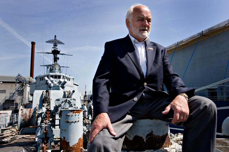 Viceadmiral. Ovenpå en fornem militær karriere i både ind- og udland kastede Jørgen F. Bork sig over bevaringen af fregatten 'Peder Skram'. Her er han gået om bord for at fortælle om museumsskibet. 
