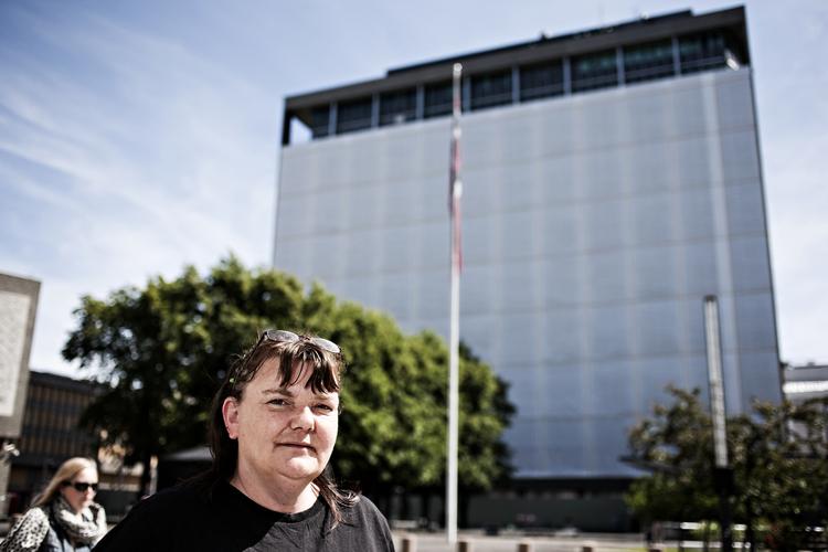 Monica Nyhus vil nøjes med at tænke på Breiviks ofre søndag formiddag. Hun kan ikke holde til at møde op til den ceremoni, der skal være ved den regeringsbygning i Oslo, som Breivik sprængte i luften. 