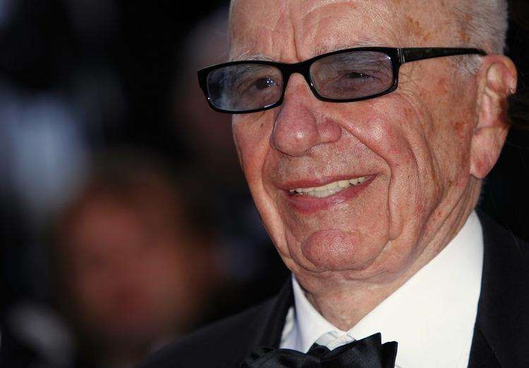 Oprydning. Selskabet News Corp kalder det en ren 'oprydningsøvelse', at Rupert Murdoch træder tilbage fra alle bestyrelsesposter i den britiske del af selskabet. 