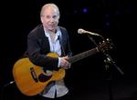 Sangskriver. Paul Simon i sit es, her i New York i april. 