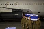 Ofre. Israelske soldater bærer kisten med et af ofrene, der omkom ved et selvmordangreb på en bus i Bulgarien. 