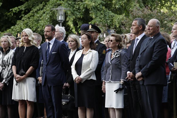 årsdag. Den norske kongefamilie og statsminister Jens Stoltenberg mindes ofrene for terrorangerbet 22. juli med en kransenedlæggelse i regeringskvarteret i Oslo. 