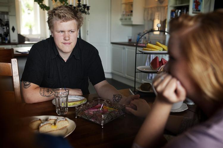 Videre. Glenn Martin vil hellere tænke på, at han snart skal have barn med sin kæreste, Charlotte, end på, hvad Breivik gjorde ved ham. Alligevel kæmper han for at komme ovenpå. Indimellem kan han blive voldsomt irriteret over småting. 