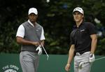 Både Thorbjørn Olesen og Tiger Woods sænkede bolden i fire slag og præsterede dermed en birdie på syvende hul. 