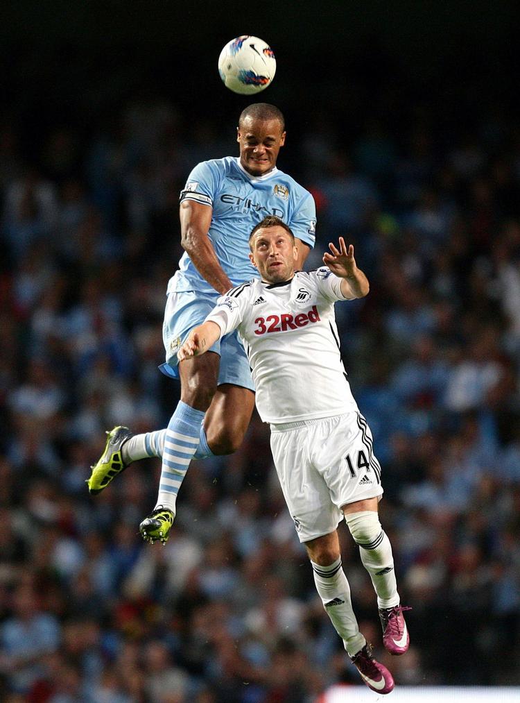Mååål. Stephen Dobbie scorede tre gange mod den walisiske amatørklub. 