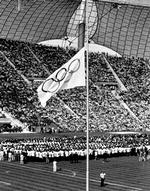 Stilhed. Det olympiske flag gik på halv 6. september 1972 på arenaen i München. 