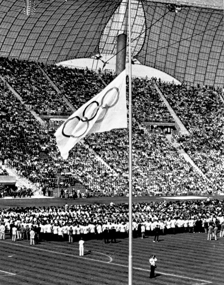 Stilhed. Det olympiske flag gik på halv 6. september 1972 på arenaen i München. 