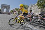 Triumf. Wiggins (forrest) deltog aktivt i kampen for Cavendish' fjerde sejr i træk på den berømte gade i Paris. 