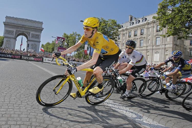 Triumf. Wiggins (forrest) deltog aktivt i kampen for Cavendish' fjerde sejr i træk på den berømte gade i Paris. 