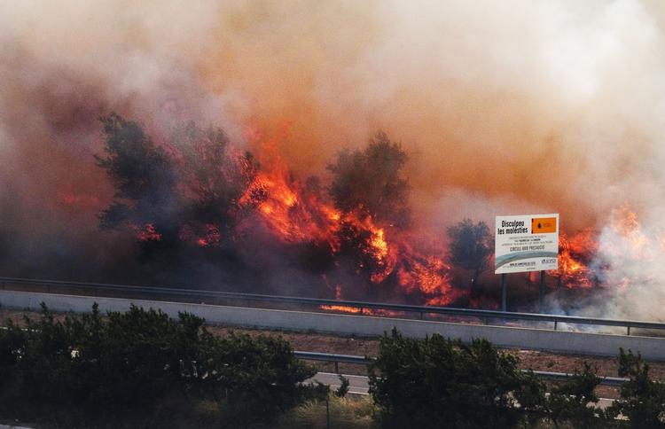 Storbrand. Flammer ved motorvejen i La Jonquera, nær grænsen mellem Spanien og Frankrig. 