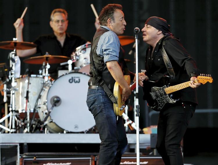 Oslo. Bruce Springsteen gæstede mindehøjtideligheden i Norge søndag. Her er han fanget lørdag aften ved sin koncert i Valle Hovin Arena, ligeledes i Oslo. 