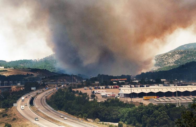 Skovbrand. Spanske skovbrande er ude af kontrol, her ses røgen fra flammerne nær motorvejen til den franske grænse. 