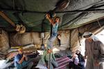 Landsbyer. Billede fra landsbyen Susya syd for Hebron - samme område, hvor otte landsbyer nu skal fjernes. Flere af landsbyerne består af telte og huler i naturlige grotter. De er dog ikke nomader, men bor på samme sted, og flere af landsbyerne har eksisteret siden 1930'erne. 