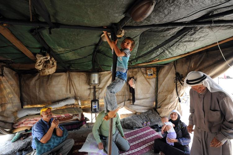 Landsbyer. Billede fra landsbyen Susya syd for Hebron - samme område, hvor otte landsbyer nu skal fjernes. Flere af landsbyerne består af telte og huler i naturlige grotter. De er dog ikke nomader, men bor på samme sted, og flere af landsbyerne har eksisteret siden 1930'erne. 