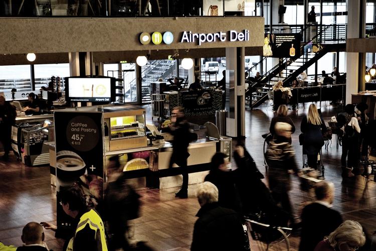 Velkommen. Der er trængsel i Københavns Lufthavn i disse dage. Men bydes vores gæster ordentlig velkommen, spørger Lars Hedebo Olsen. 