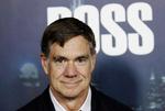 Producent. Blandt instruktøren Gus Van Sants seneste aktiviteter er TV-serien 'Boss', hvor skuespilleren Kelsey Grammer spiller en alvorligt syg Chicago-borgmester. Van Sant var sidste år producent på serien, og her ankommer han til premieren i Los Angeles. 