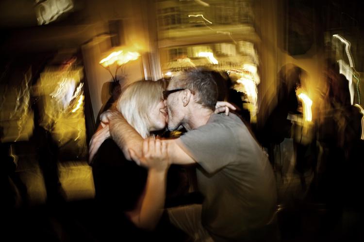 Date. Mod en betaling på 250 kroner sender nyt 'bureau' folk ud på så mange dates som muligt. Det kyssende par på billedet har ingen relation til bureauet. 