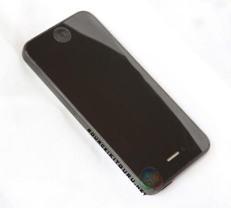 ÆSTETIK. Skal man tro disse spionfotos, går iPhone 5 væk fra sølv-og-sort-æstetikken. 