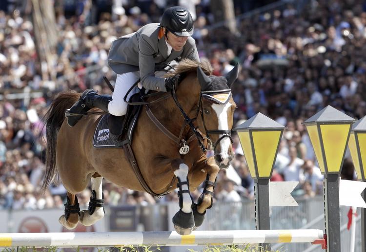 Ude. Ludger Beerbaum  kommer ikke til at imponere ved legene i London. Hans hest Gotha FRH er simpelthen ikke i stand til at stå distancen, erkender den firedobbelte guldvinder. 