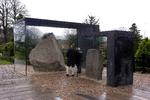 Jellingstenene. Glas- og bronzeoverdækning beskytter nu klenodiet efter hærværk sidste år. 