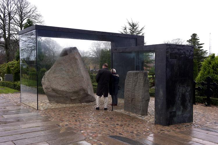 Jellingstenene. Glas- og bronzeoverdækning beskytter nu klenodiet efter hærværk sidste år. 