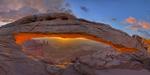 SOLNEDGANG. Canyonlands National Park byder blandt andet på klippeformationen 'Mesa Arch'. 