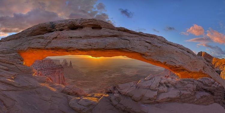 SOLNEDGANG. Canyonlands National Park byder blandt andet på klippeformationen 'Mesa Arch'. 