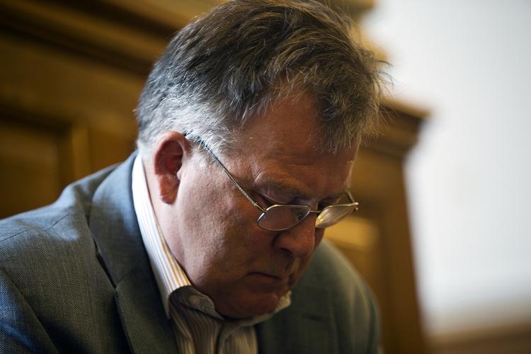 Kontraktpolitik. Den tidligere finansminister Claus Hjort Frederiksen (V) mener, at partierne i Folketinget skal til at holde, hvad de lover. 