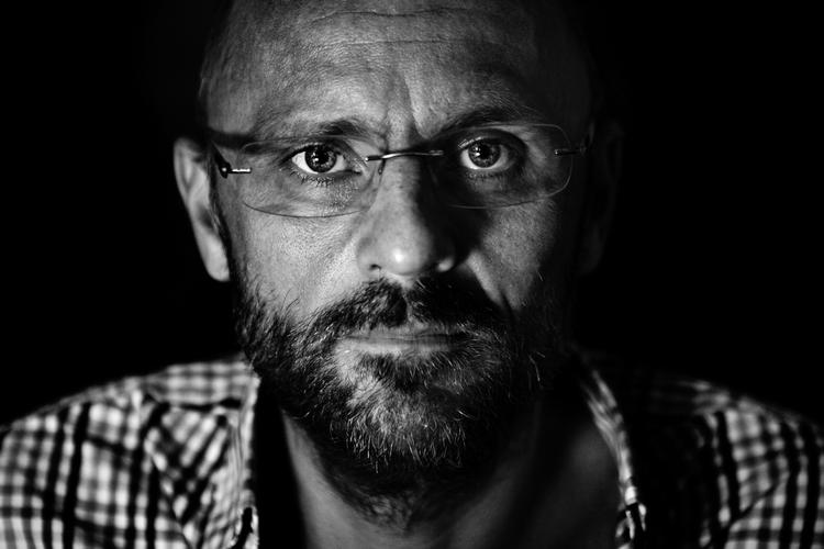 Strategi. Politisk redaktør på TV 2, Henrik Qvortrup, Henrik Qvortrup mener, at det er et strategisk smart af Claus Hjort Frederiksen (V), at han vil genindføre kontraktpolitik. 