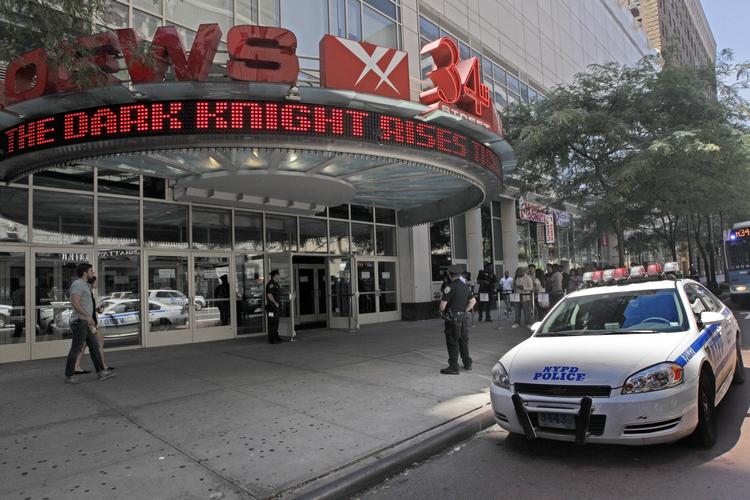 Utrygt. Politibetjente står vagt uden for en biograf i New York City, efter massakren i en biograf i Colorado. Sikkerheden er øget i biografer landet over. 