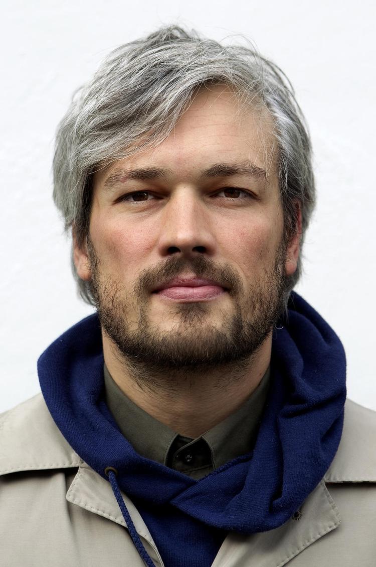 Svar. Det er mandschauvinistisk, at Thomas Fleurquin opfordrede en kvindelig journalist til at få en orgasme i stedet for at svare på de spørgsmål, journalisten stillede. Det mener Eva Parum, professor i strategisk kommunikation. 
