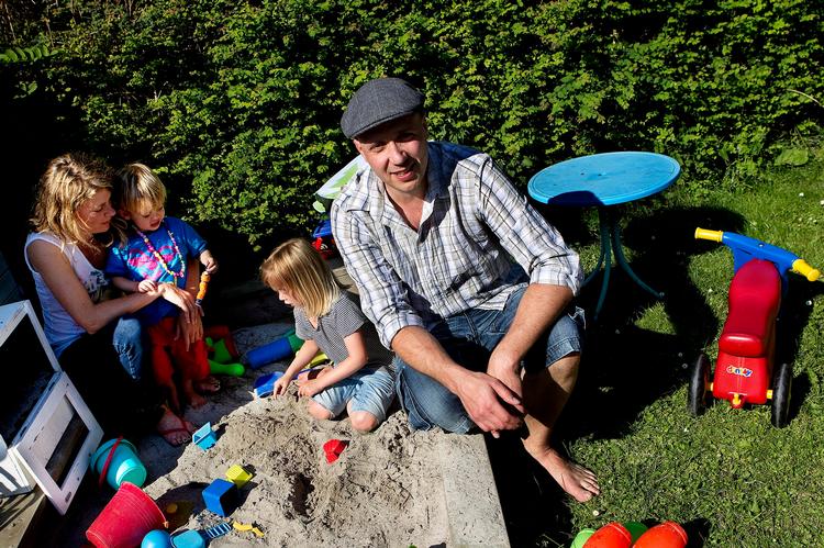 I klemme. De sidste tre måneder har familien  Lauenborg  afdraget 9 kroner på deres boliglån - de resterende 13.491 kroner, som de har betalt for  lånet, er gået til Danske Bank.  Foto: Finn  Frandsen 